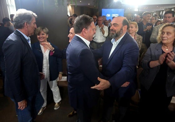 Alfredo Canteli saluda a Agustín Iglesias Caunedo.