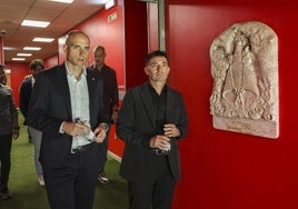 David Guerra y Asier Garitano, en el túnel de vestuarios de El Molinón.