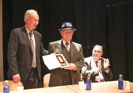 El alcalde de Soto del Barco entrega la placa de reconocimiento a Ricardo Tascón, junto a Javier Tascón.