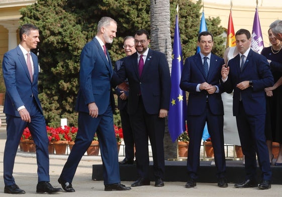 Adrián Barbón saluda al Rey Felipe VI a su llegada a la Conferencia de Presidentes.
