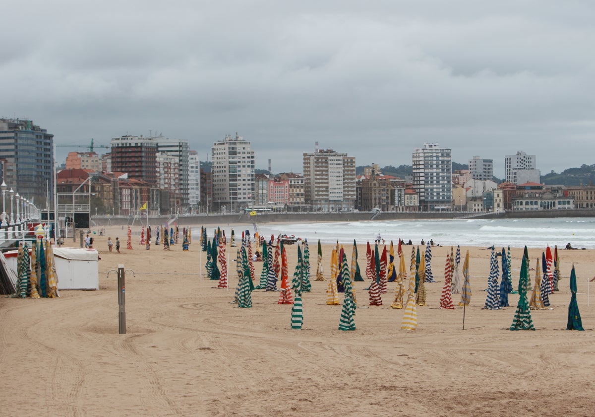 La playa de San Lorenzo de Gijón, que ya se prepara para el verano, lucirá 115 casetas de baño