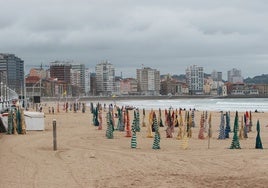 Las casetas de baño ya dan colorido a la playa de San Lorenzo y anticipan el verano.
