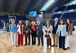 La familia del ingeniero Ildefonso Sánchez del Río, en el centro de la pista del Palacio de los Deportes.