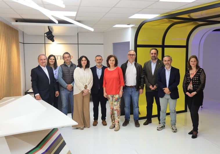 Pedro Carrillo, director gral. de Solís Industrias del Caucho; Laura Mayordomo, periodista de EL COMERCIO; Antonio Amieva, gerente de Camping Deva; Mamen de Diego, dir. de Objet Particulier; Luis Díaz, gerente de Gijón Impulsa; Marta Tamargo, subdirectora general de Fundación CTIC; Nixen Fernández, fundador de Infitech; Pablo Coca, director general de CTIC; Víctor Martínez, dir. de Operaciones e I+D de Idesa; y la directora de Desarrollo Corporativo de CTIC, Eva Castaño.