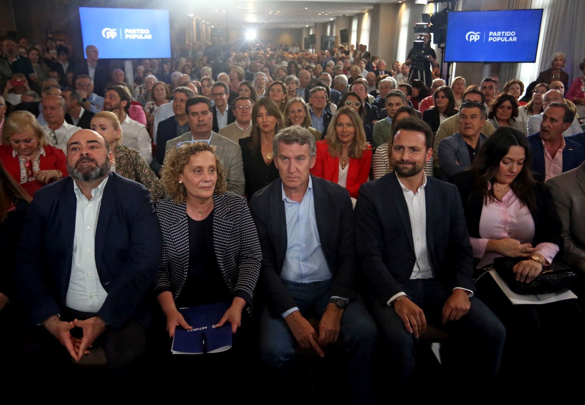 El encuentro de Feijóo con afiliados en Oviedo, en imágenes