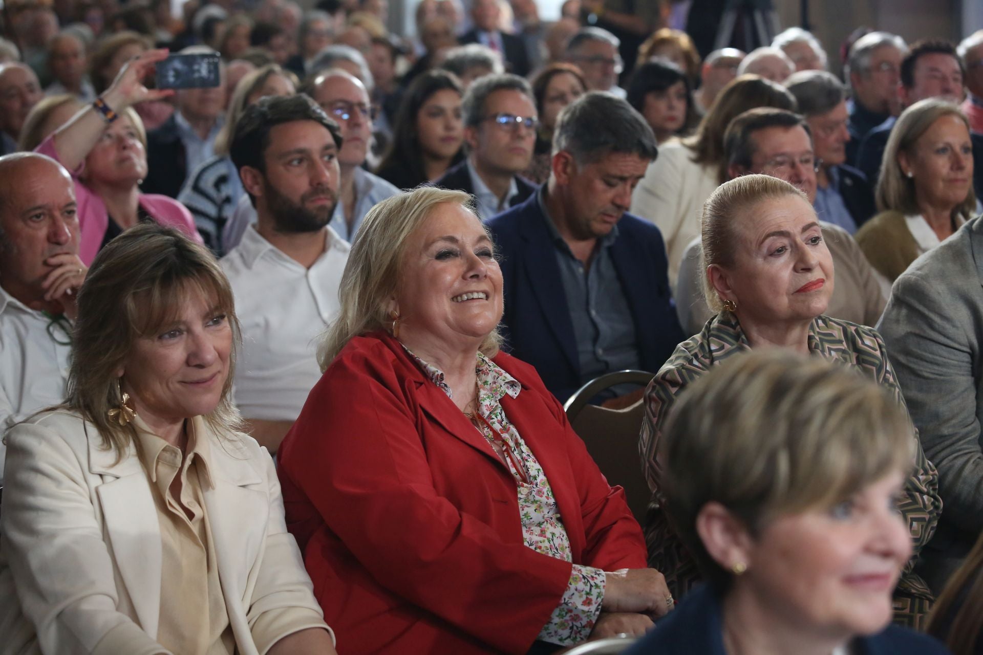 El encuentro de Feijóo con afiliados en Oviedo, en imágenes