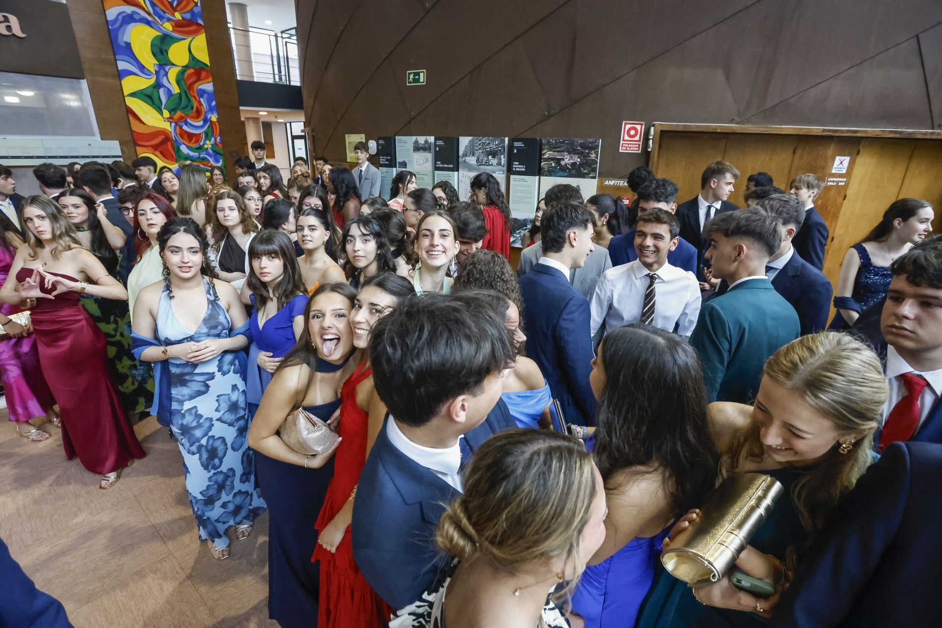 Los graduados del IES Jovellanos en el recinto ferial Luis Adaro. 