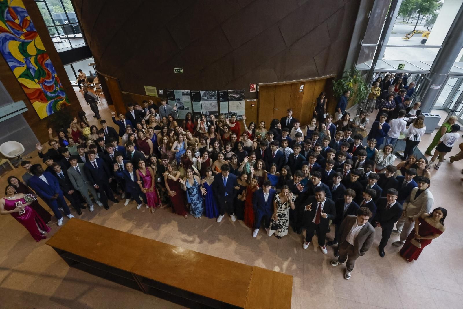 Los graduados del IES Jovellanos posan en el recinto ferial Luis Adaro.