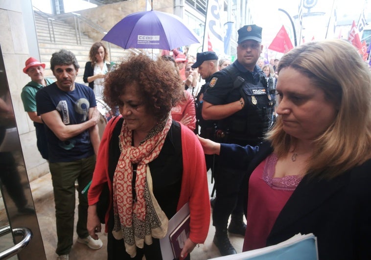 Marta del Arco, junto a Nerea Monroy, a la entrada de la reunión con el comité del ERA.