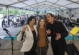 La edil de Cultura, Montserrat López Díaz; la presidenta de Saxum, Noelia Sánchez, y el presentador Alberto Rodríguez tras el pregón.