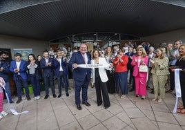 El alcalde de Vegadeo, César Álvarez, y la vicepresidenta del Principado, Gimena Llamedo, tras cortar la cinta inaugural de la Feria de Muestras, rodeados de autoridades.
