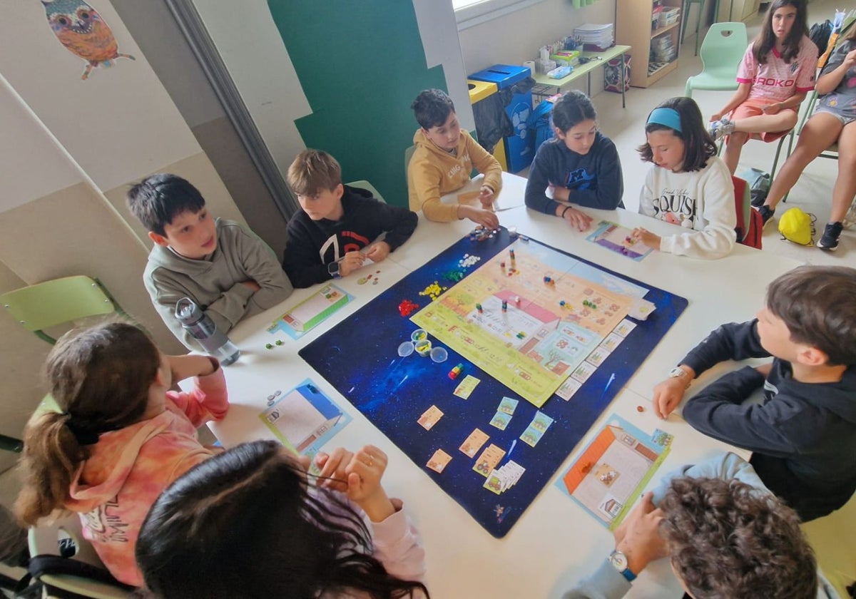 Estudiantes de Villaviciosa crean un juego de mesa que gana el que se convierte en el mejor llagarero