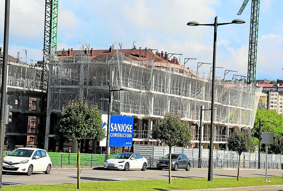 Un edificio en construcción en Oviedo.