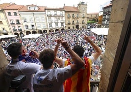 Jugadores del Real Avilés Industrial desde el balcón del Ayuntamiento celebrando el ascenso.