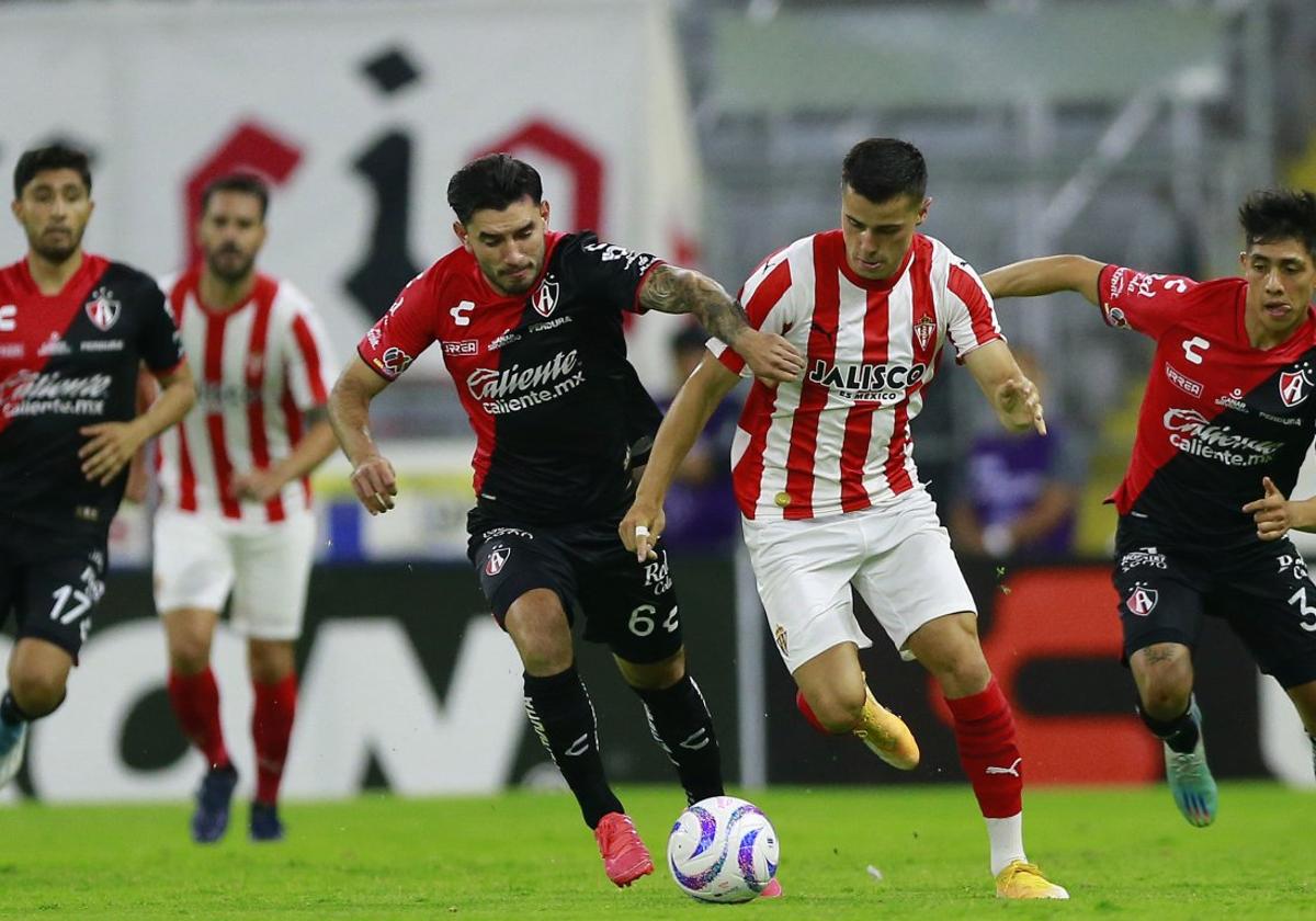 Edgar Zaldivar, de Atlas, y Gaspar Campos pugnan por un balón durante un amistoso de la gira de verano del equipo en México en 2023.