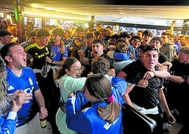 Locura. La afición celebra el primer gol entregritos y abrazos.