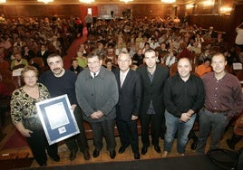 José Manuel García Suárez, tercero por la izquierda, durante un homenaje del programa 'Bravo Asturianísimo' poco después de su jubilación como policía.