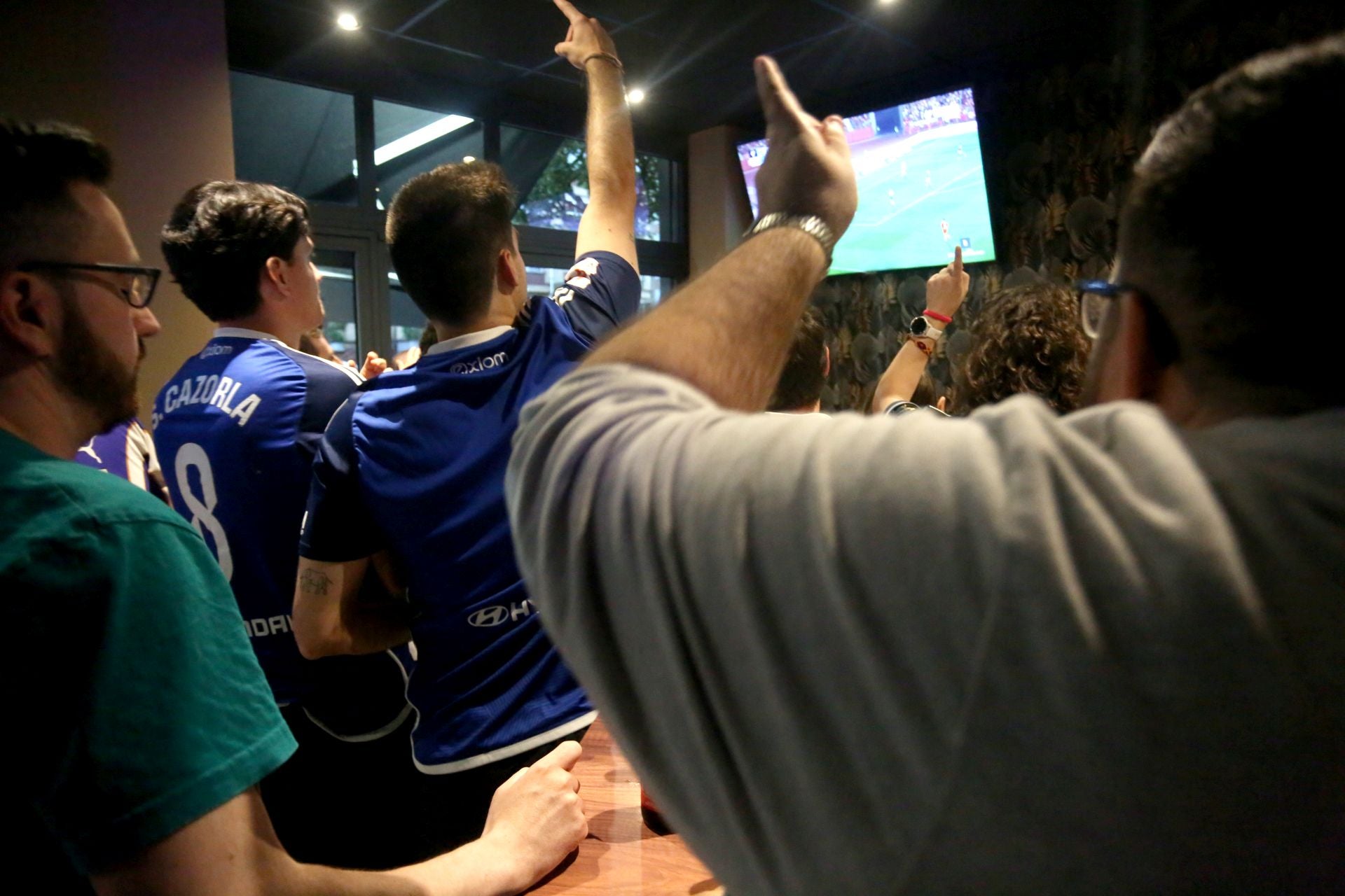 Así se vivió el Almería - Real Oviedo en los bares ovetenses