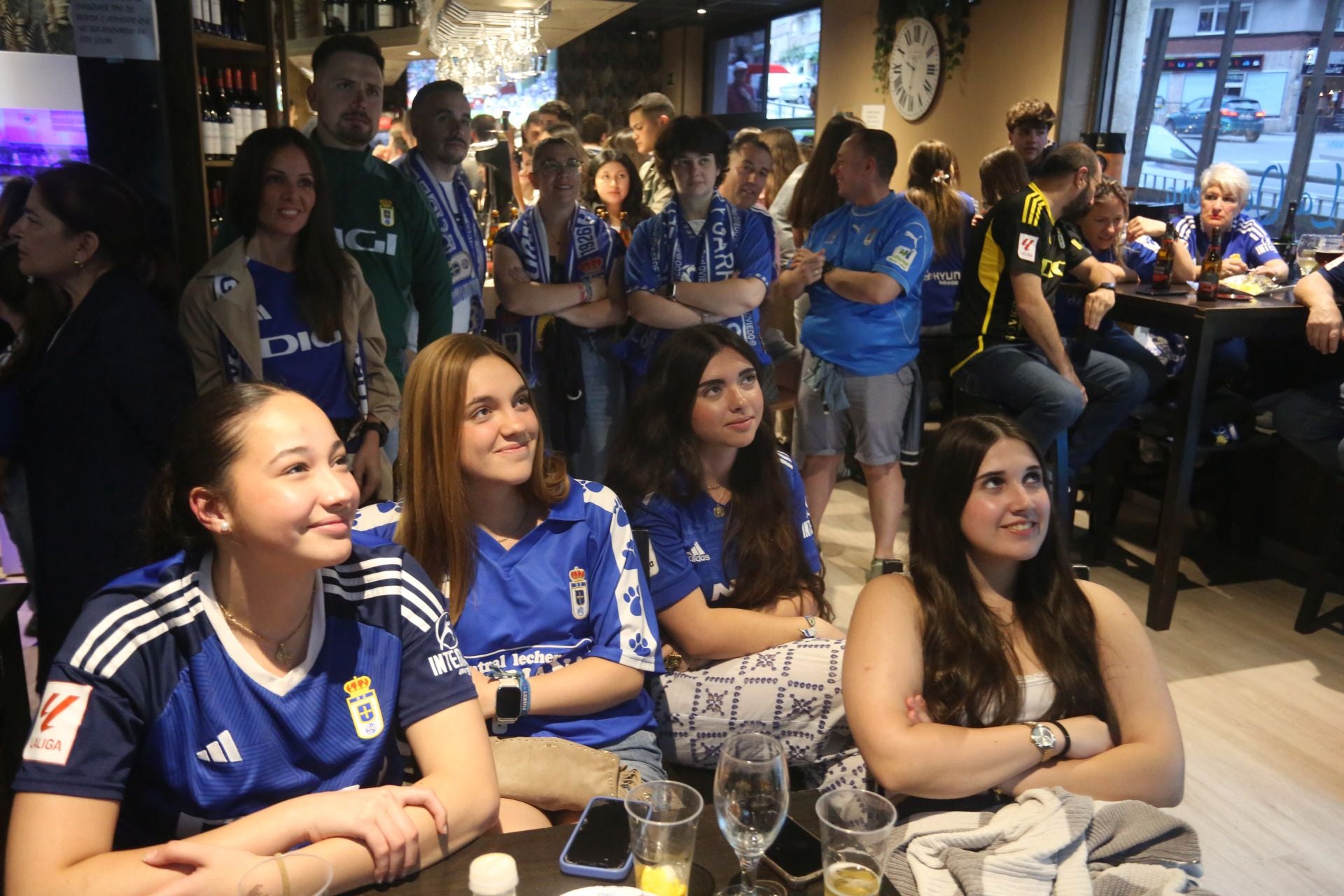 Así se vivió el Almería - Real Oviedo en los bares ovetenses