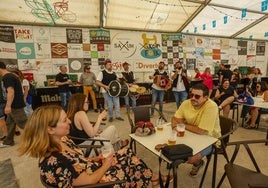 A la hora de comer, Los Gascones pusieron ritmo al Xixón Folk que se está desarrollando en el parque fluvial de Viesques.