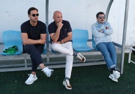 Miguel Linares, Javi Rozada y Diego Baeza observan el calentamiento de los jugadores del Real Avilés en el Estadio Municipal de Lebrija antes del partido de ida de la semifinal del 'play-off' que enfrentó a los avilesinos con el Atlético Antoniano.