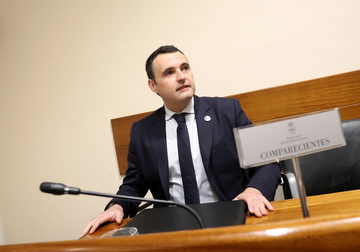 El consejero de Hacienda, Guillermo Peláez, en la Junta General.