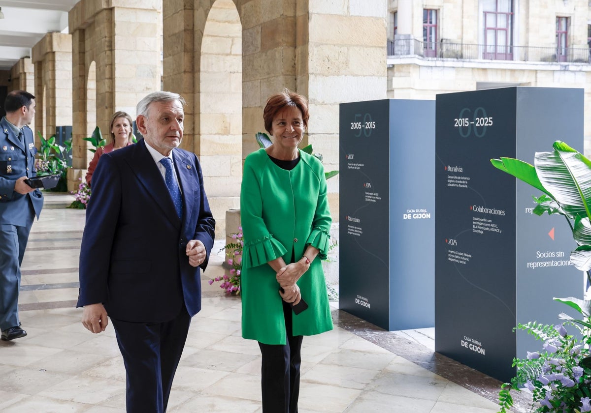 El presidente del CajaGijón La Rural, José Ramón Fiaño y la alcaldesa de Gijón, Carmen Moriyón.