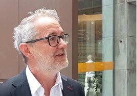 Rafa Cofiño, ante el edificio de servicios del Congreso de los diputados en Madrid.