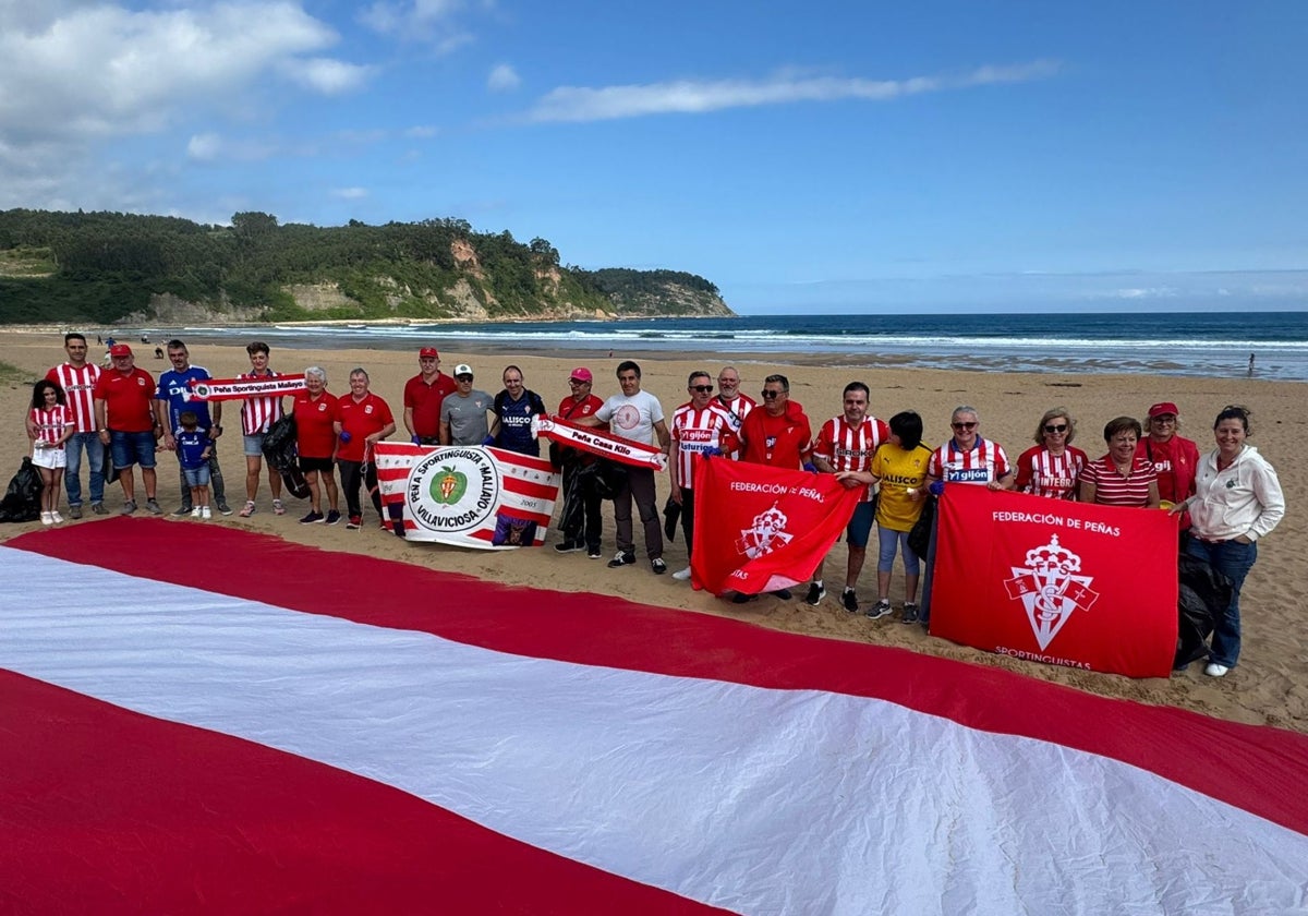 Trabajo en equipo para limpiar la playa de Rodiles