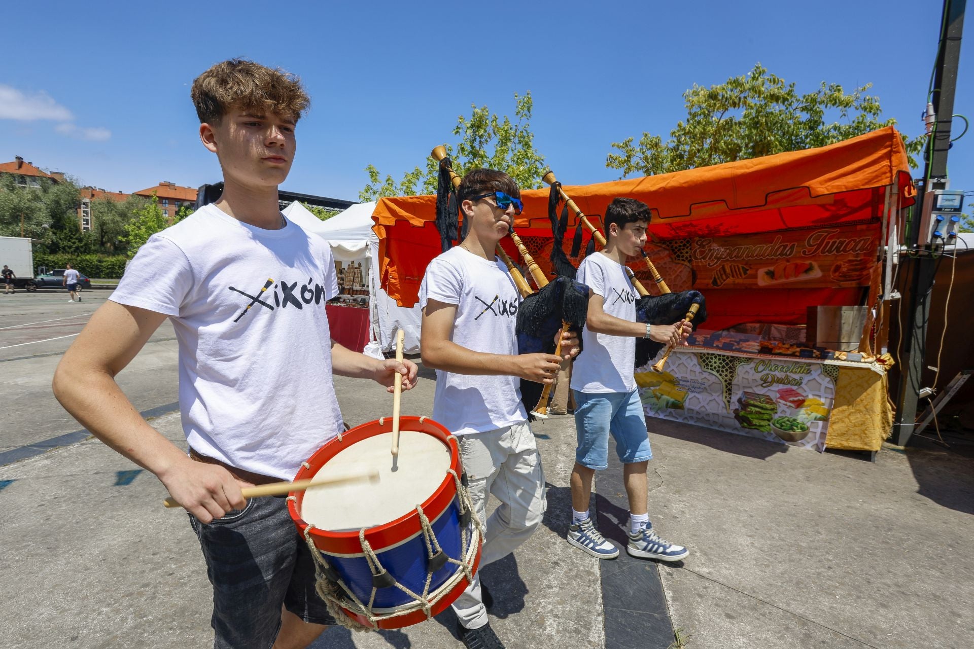 El Xixón Folk da la bienvenida al verano en Viesques