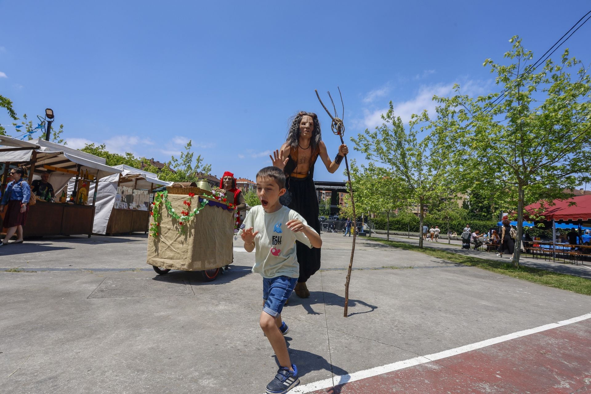 El Xixón Folk da la bienvenida al verano en Viesques