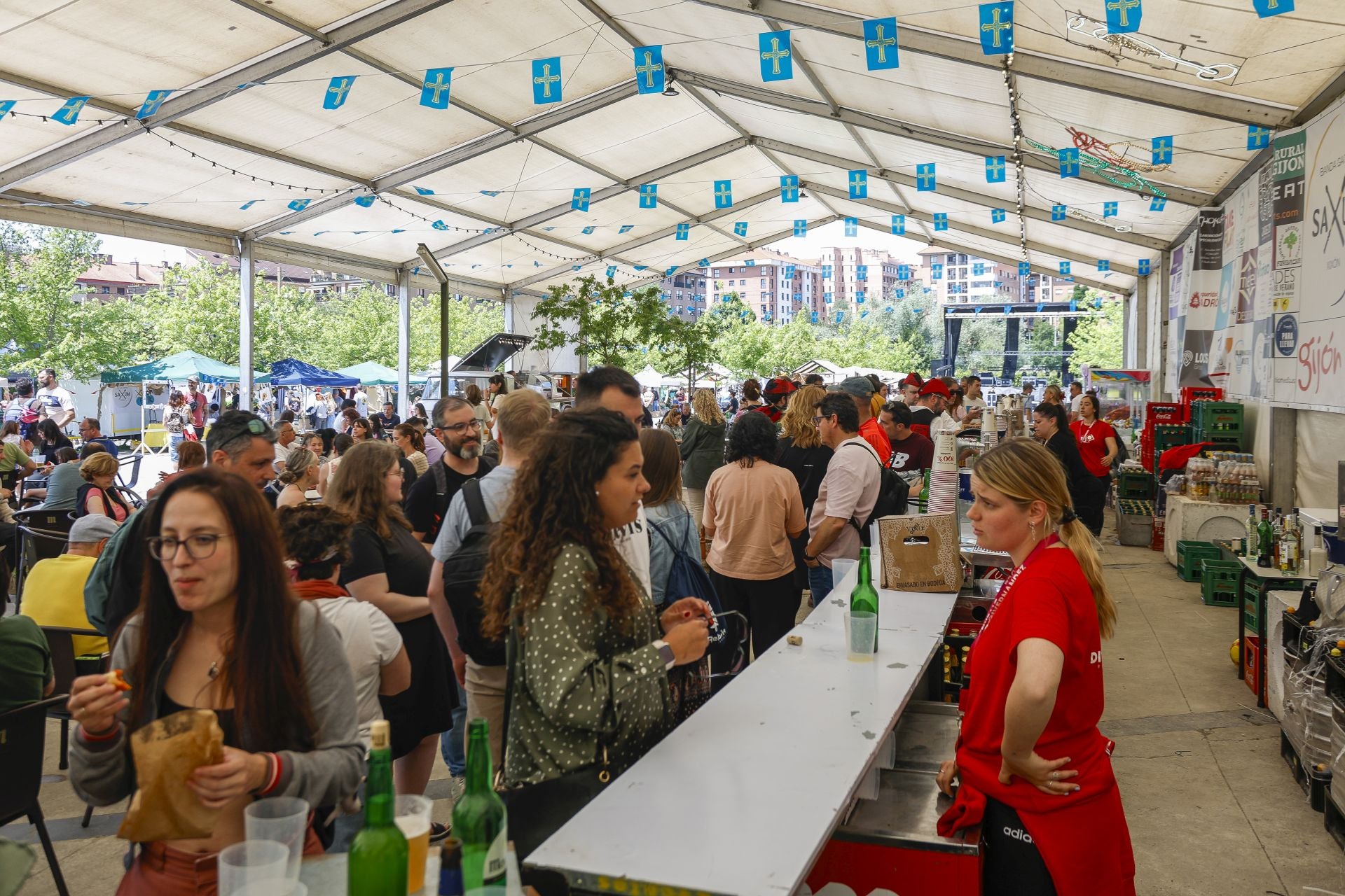 El Xixón Folk da la bienvenida al verano en Viesques