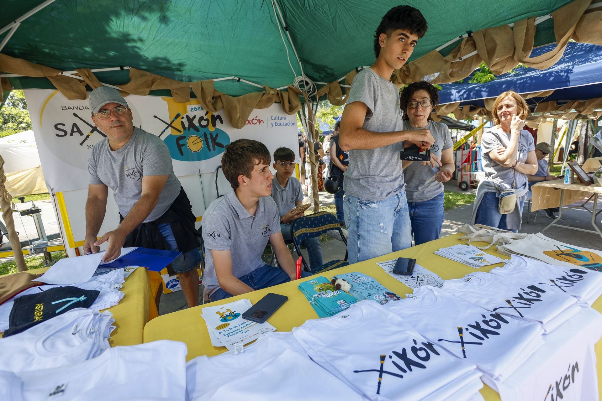 El Xixón Folk da la bienvenida al verano en Viesques