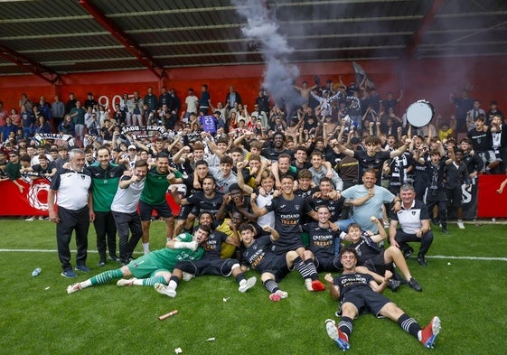 La plantilla y cuerpo técnico del Lealtad festejan la clasificación sobre el terreno de juego del campo de Mareo.