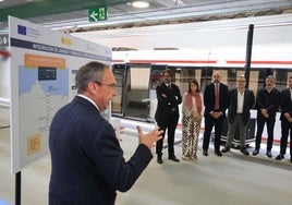 Antonio Berrios explica las actuaciones realizadas ante Álvaro Fernández, Adriana Lastra, Pedro Marco, Roberto García, Alejandro Calvo y Jorge García