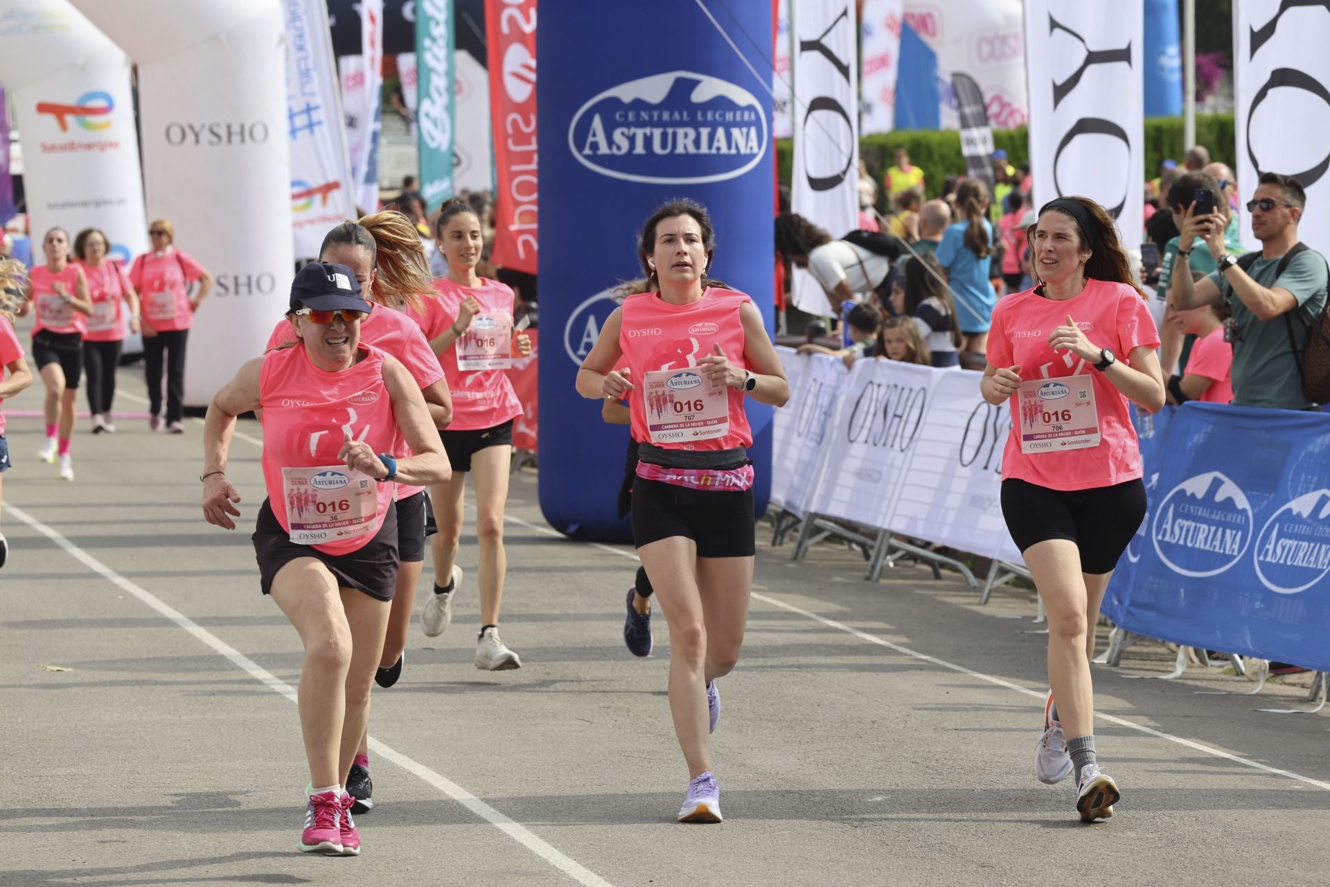 Carrera de la Mujer | Imparable marea rosa en Gijón
