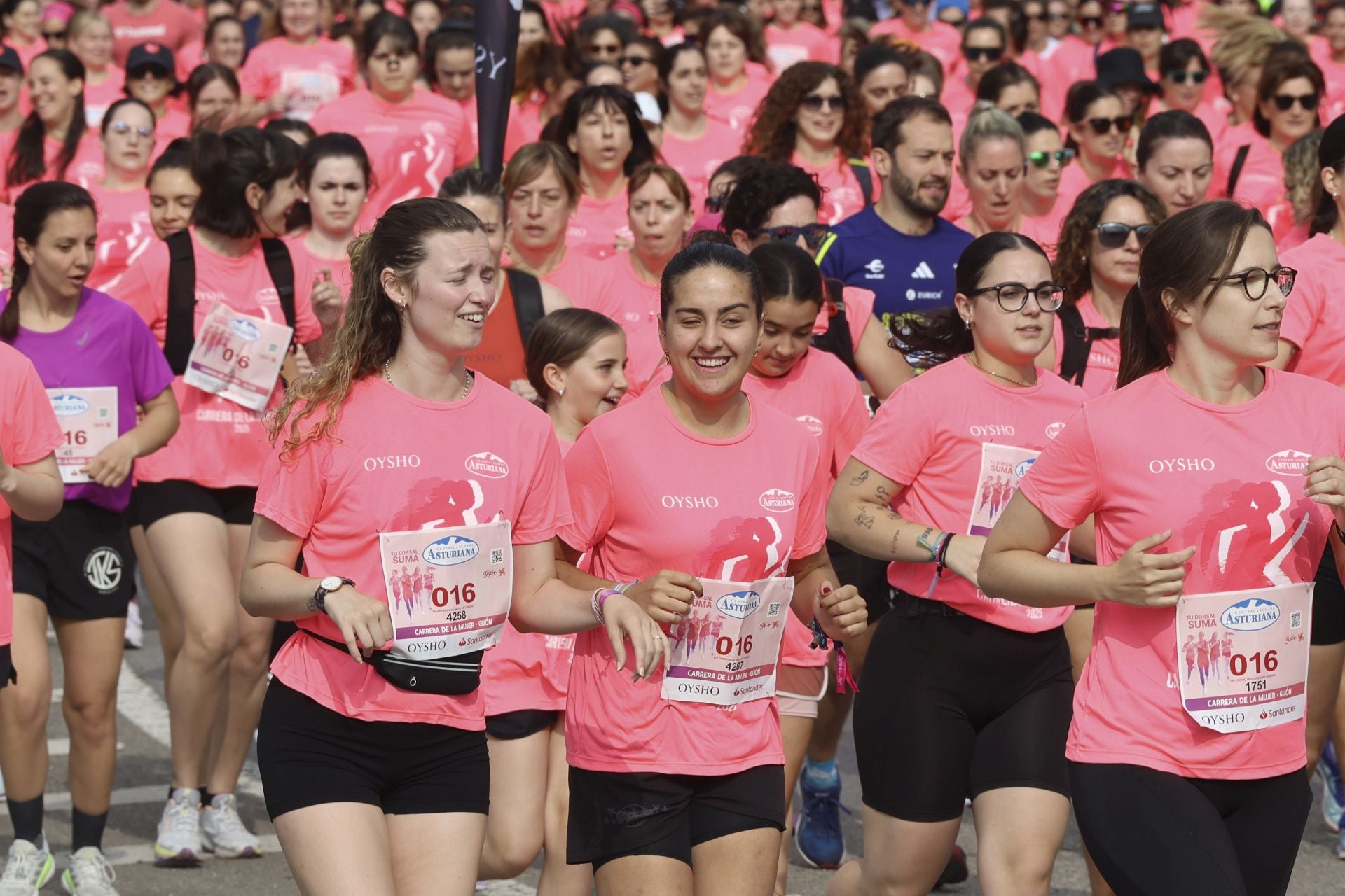 Carrera de la Mujer | Imparable marea rosa en Gijón