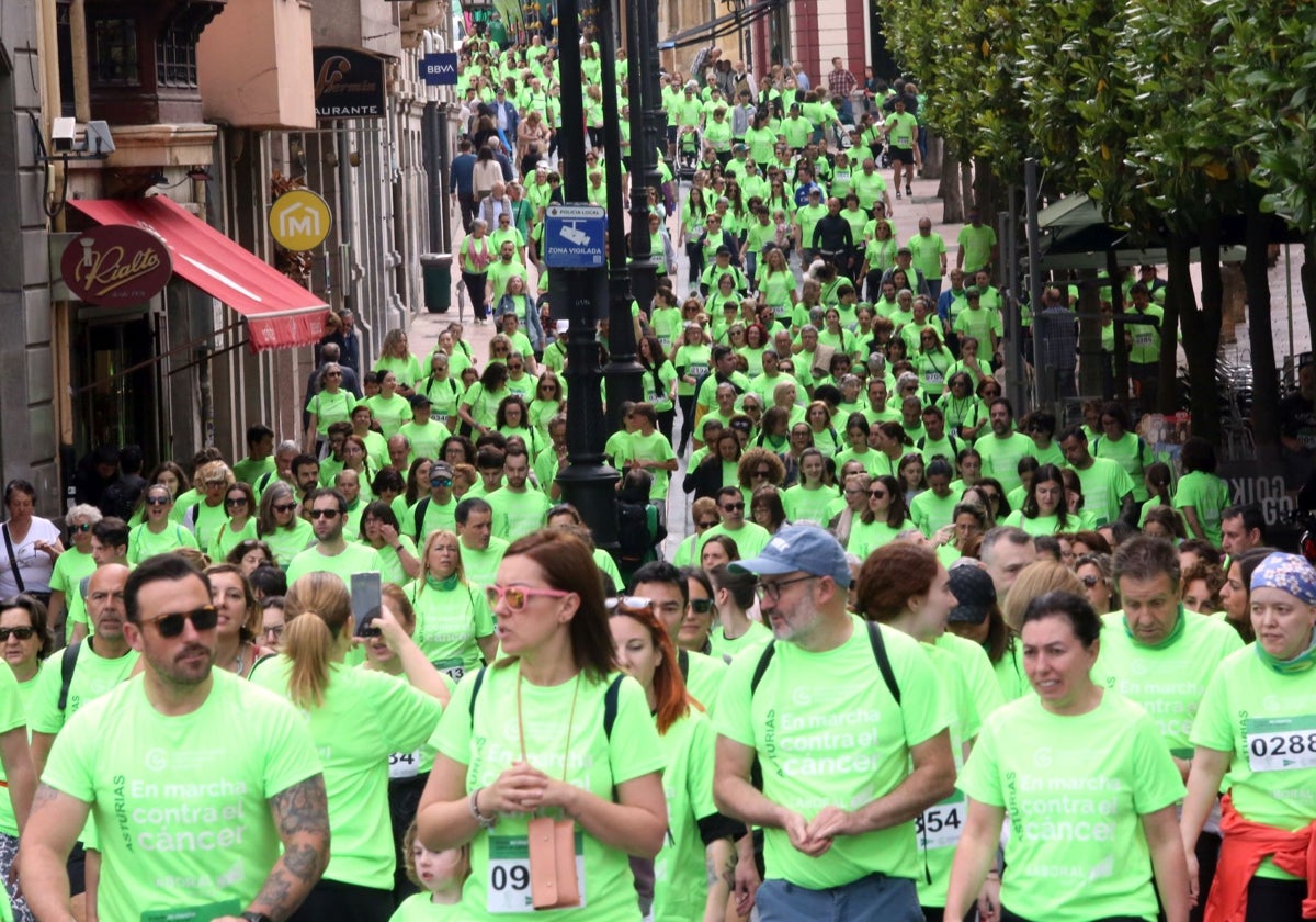 Una marea verde abarrota el centro de Oviedo contra el cáncer.