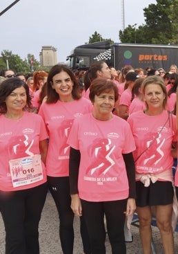 Imagen - Carmen Moriyón acompañada de las ediles Montserrat López y María Mitre, así como Leticia García, Inmculada Méndez, Susana Remis y Balbina Sedano.