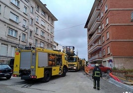 Efectivos de Bomberos en el edificio de Avilés donde se produjo el incendio.