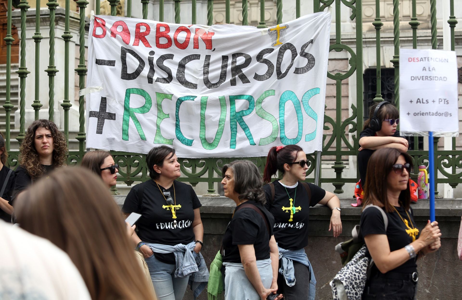 Las imágenes de la manifestación de los docentes asturianos en Oviedo