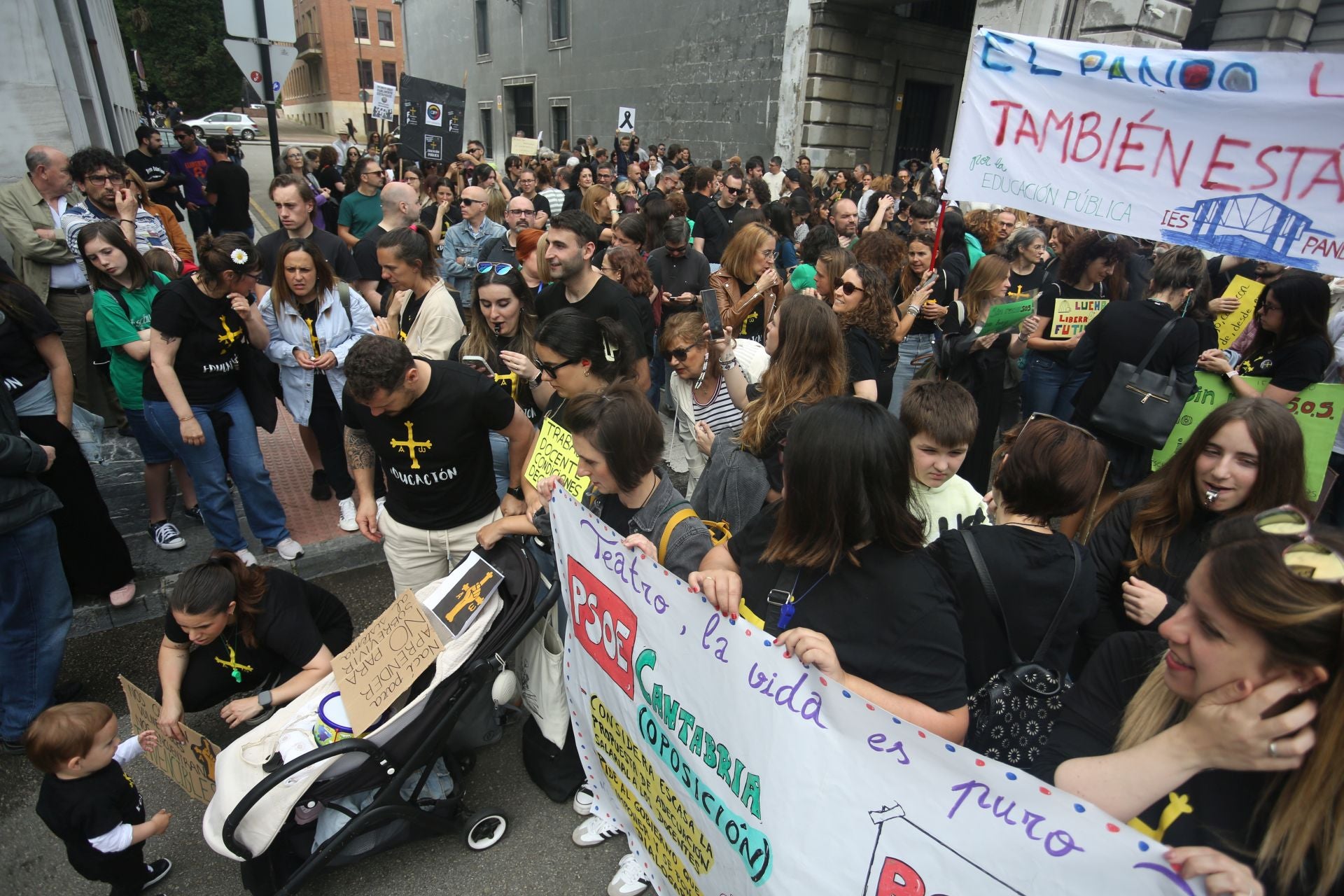 Las imágenes de la manifestación de los docentes asturianos en Oviedo