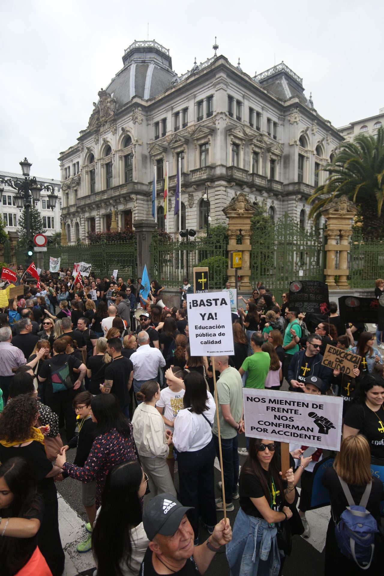 Las imágenes de la manifestación de los docentes asturianos en Oviedo