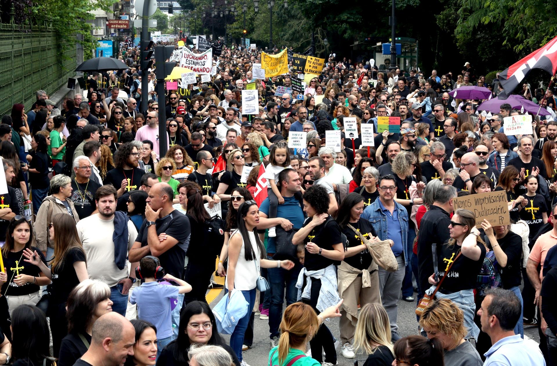 Las imágenes de la manifestación de los docentes asturianos en Oviedo
