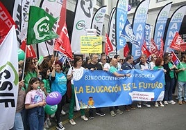 Los sindicatos educativos al frente de la protesta en Oviedo esta mañana.