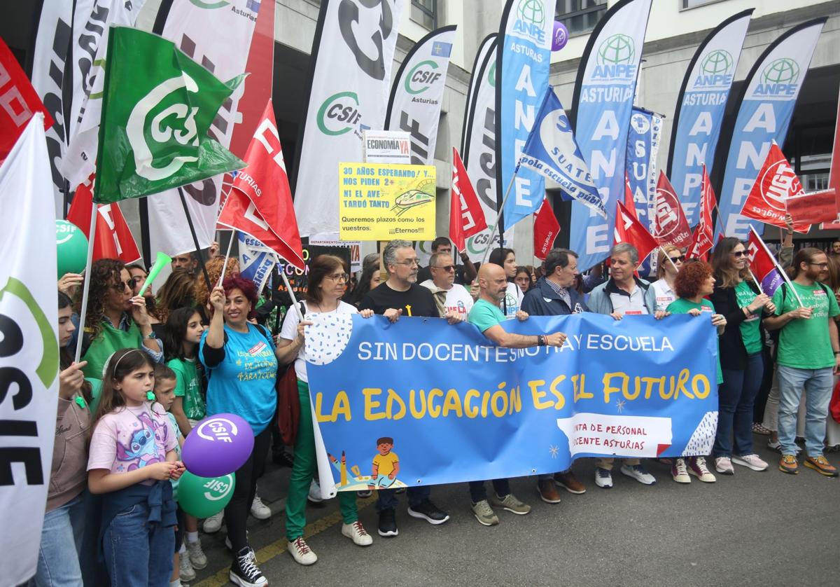 Los sindicatos educativos al frente de la protesta en Oviedo esta mañana.