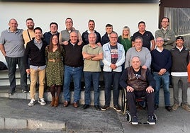 Finalistas del Campeonato Avilesino de Mus de las peñas de la Sidrería Panorama y San Agustín la Cazuela.