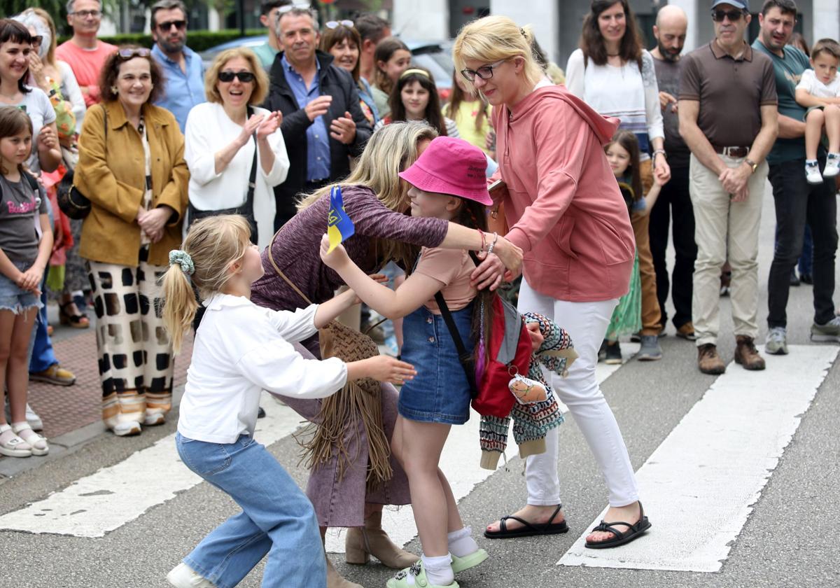 60 niños ucranianos llegan a Asturias a pasar el verano con familias de acogida