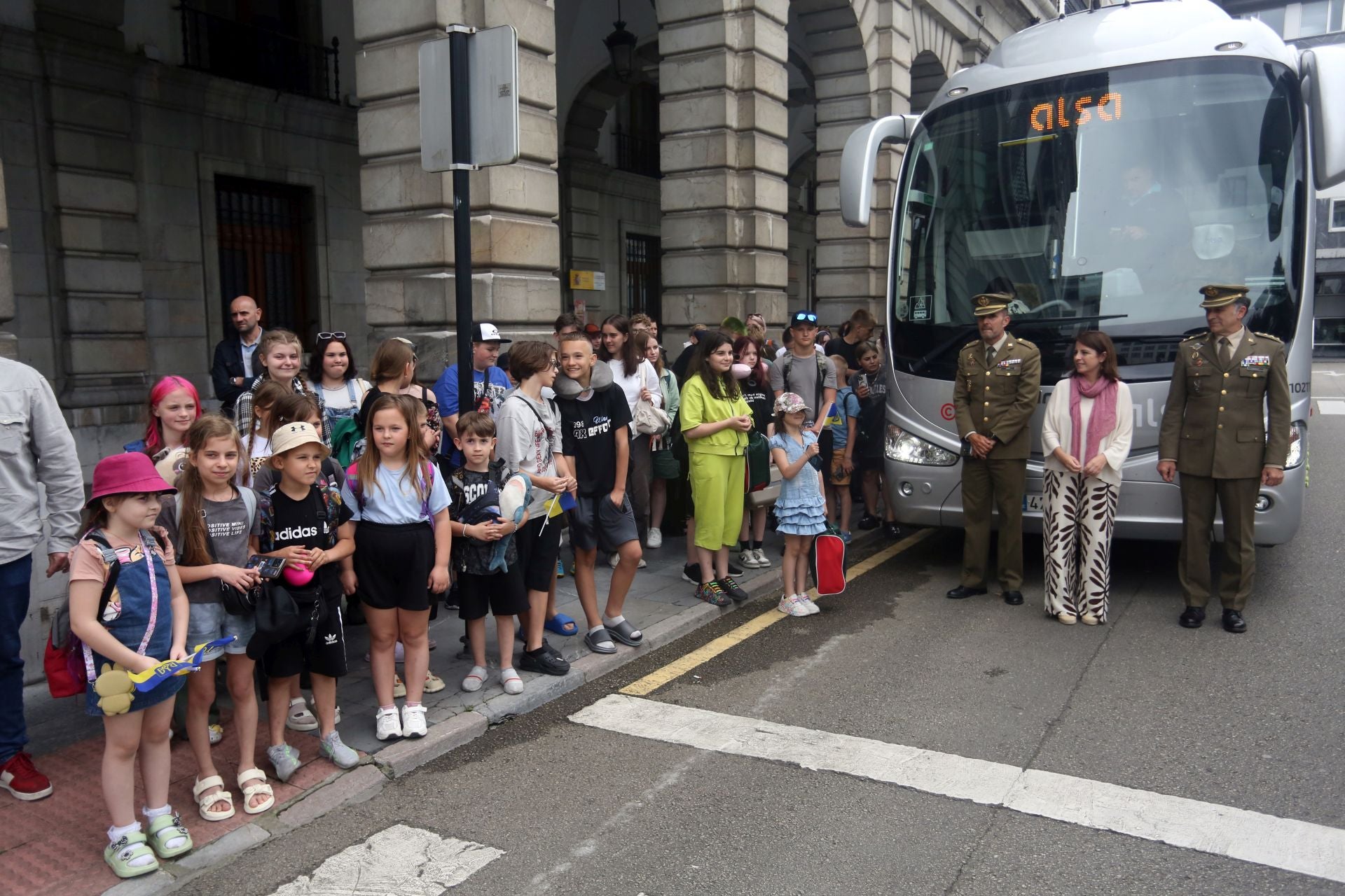 60 niños ucranianos llegan a Asturias a pasar el verano con familias de acogida