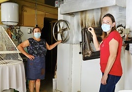 María José Fana y Ana Labra Fana, ante el horno circular de la Panadería Santillán.